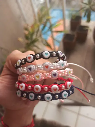 Pulseira macrame com corações