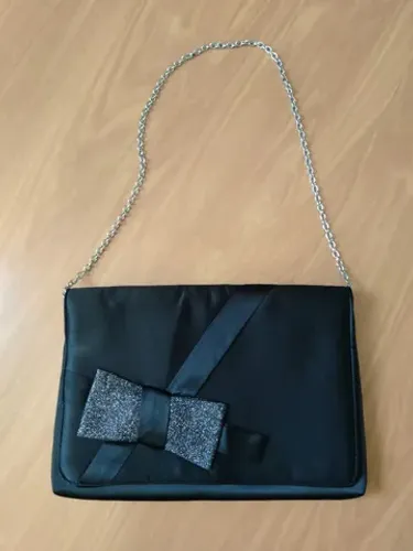 Bolsa carteira de tecido em cetim com forro,  alça com corrente prateada 