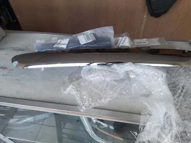 Moldura da tampa traseira do Renault Duster tenho o adesivo original na caixa
