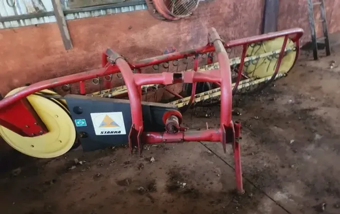 Ancinho enleirador de Feno Stabra e Kuhn