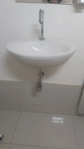 Pia de banheiro em bom estado