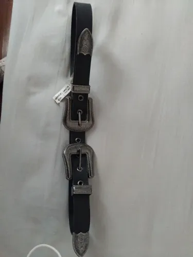 Cinto feminino com fivela de metal