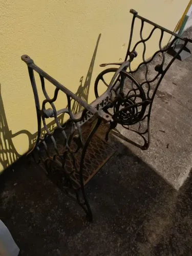 Pé antigo da máquina Singer