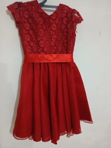 Vestido de renda vermelho para menina
