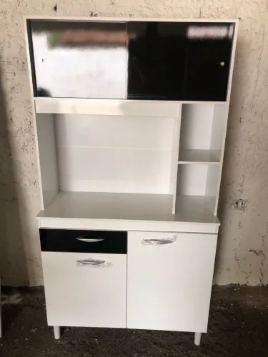 Armário de Cozinha Branco com Detalhes em Preto