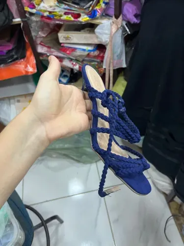 Sandália azul de corda