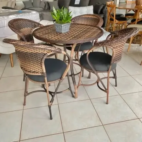 Mesa de jantar em fibra sintética