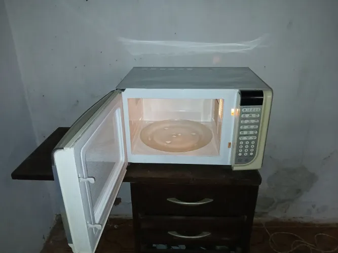 Micro-ondas apenas ligando
