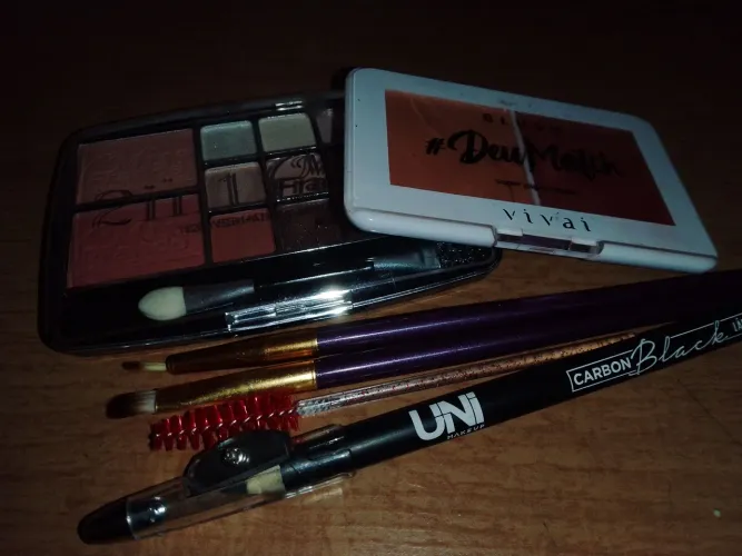 Kit de maquiagem inclui sombras + blush+ pincéis+ lápis 