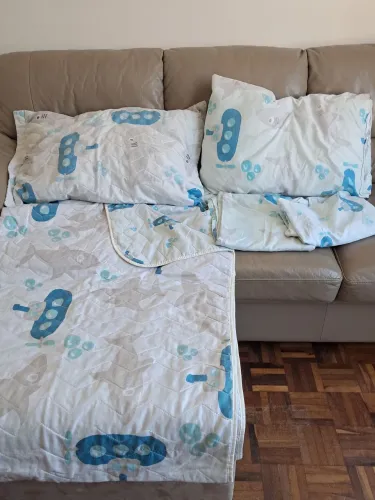 Conjunto cobre leito infantil com jogo de lençol