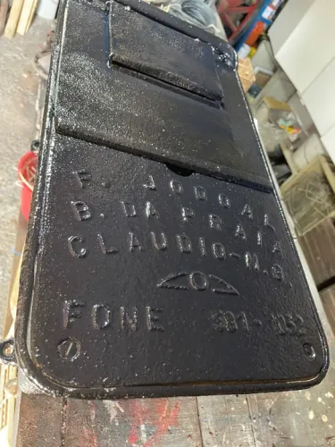 Caixa Antiga ferro fundido Relíquia