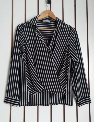Blusa feminina tecido com listras preto e branco modelo com transpasse curto na frente 