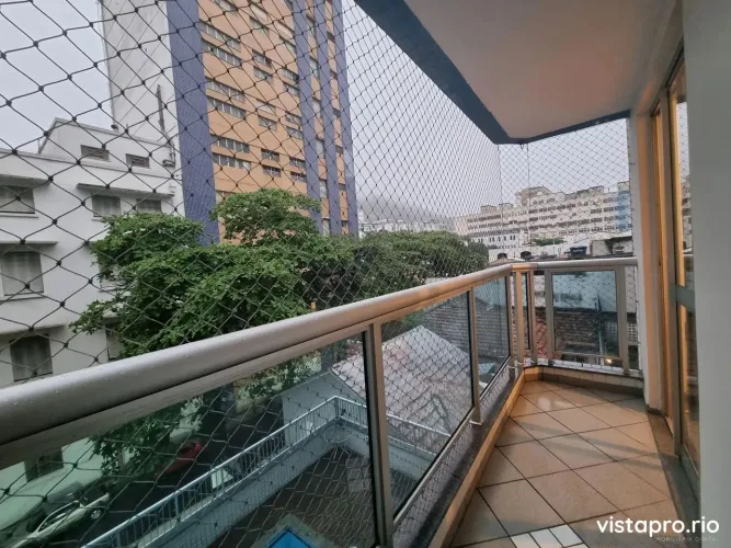 Apartamento mobiliado com varanda em Botafogo, prédio com piscina