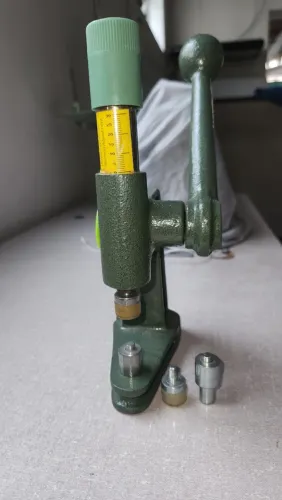 01 máquina de colocar botões, ilhós e outros, com 02 pares de matriz para botões 