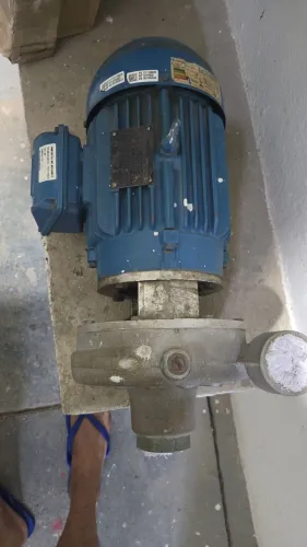 Vende-se bomba dagua