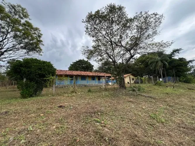 Fazenda 21 ha, com casa, sede e duas casa de caseiro, lagoa, córregos nos fundos.