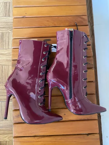 Bota feminina salto alto vinho