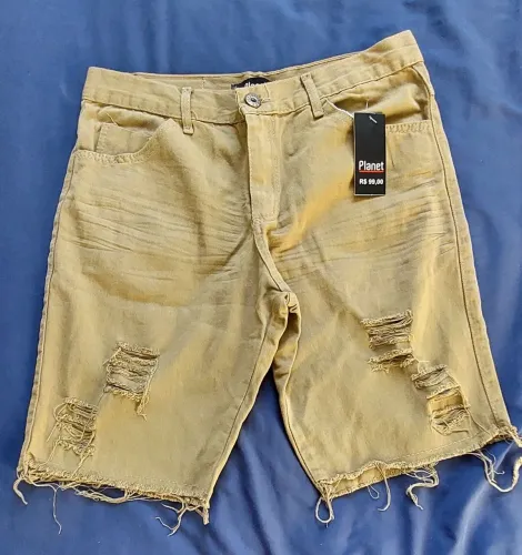 Bermuda jeans com rasgos