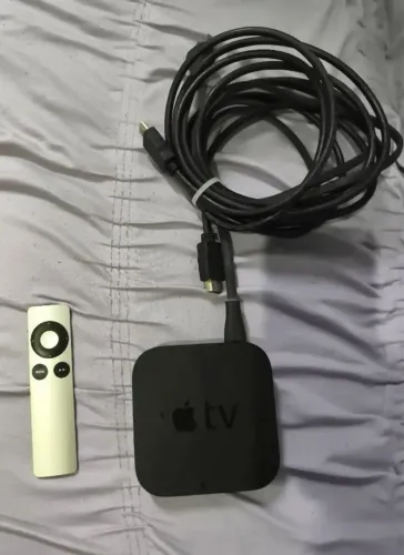 Apple TV 3 Geração com controle.