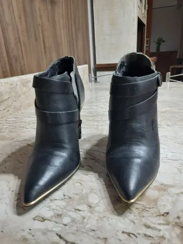 Botas de cano curto pretas tam 35