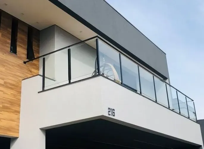 GUARDA CORPO DE INOX COM VIDRO