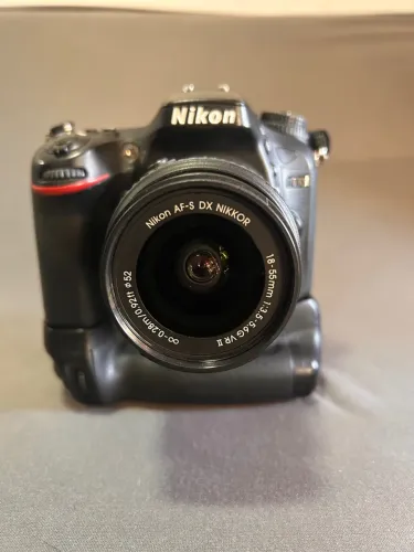 Vendo Nikon D7100 + Grip + Lente 18-55mm + 50mm f1.4 + 2 flash SB700
