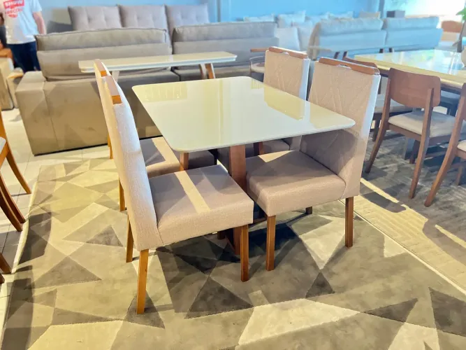 Conjunto Mesa de Jantar com 4 Cadeiras de madeira