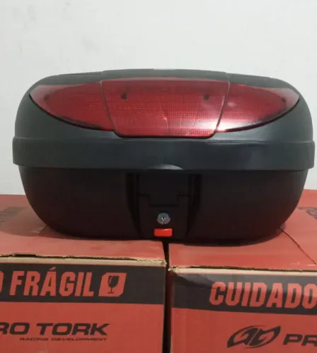 Baú para moto universal novo lacrado, lente vermelha 