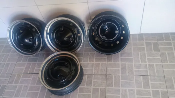 Vendo jogo de rodas de ferro aro 13 para Corcel 1