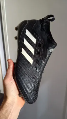 Chuteira Adidas profissional 
