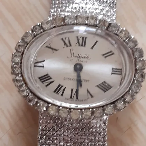 Relógio Sheffield com brilhantes sintéticos, linda pulseira em malha trançada