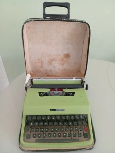 Máquina de Escrever Olivetti Lettera 32 Verde com Case Original