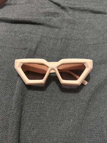 Óculos de sol geométricos