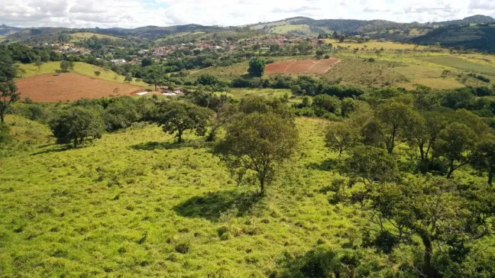 Ótimo terreno em localizado próximo ao perímetro urbano de Passa Tempo/MG.