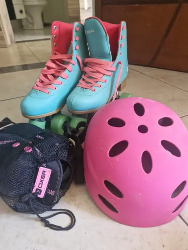 Patins azul e rosa oxer com joelheiras, cotoveleiras e capacete rosa 