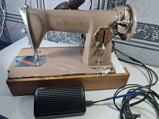 Máquina de Costura Singer Vintege Modelo 15 C com Gabinete Portatil e Capa Protetora