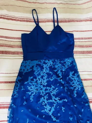 Vestido Azul de Festa com Detalhes em Renda