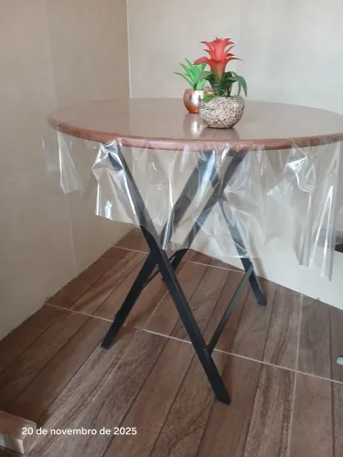 Mesa dobrável pé em ferro e tampo m. maciça