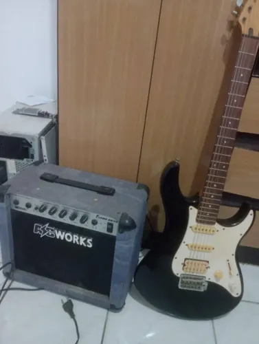 Guitarra Yamaha com Amplificador