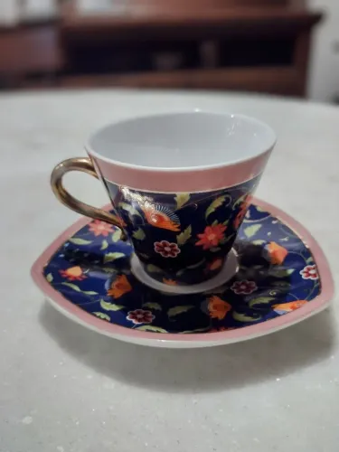 Xícara de café com pires decorados