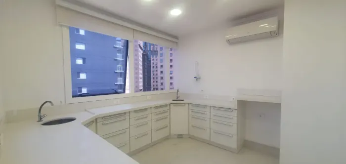 Excelente consultório com 44m², com duas amplas salas, recepção, sala de espera, cozinha e