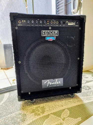 Amplificador Combo Fender Rumble 100 para contrabaixo