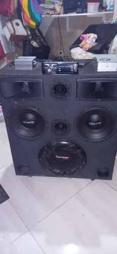 Caixa de som completa com subwoofer Bomber e componentes Extreme