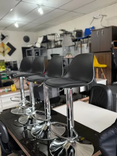 Banqueta Alta Giratória Cromada com Assento Ergonômico