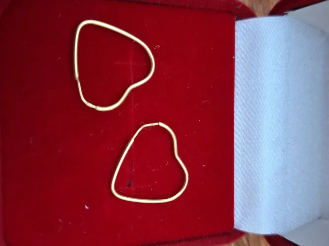 Brinco ouro 18 k em forma de coração 