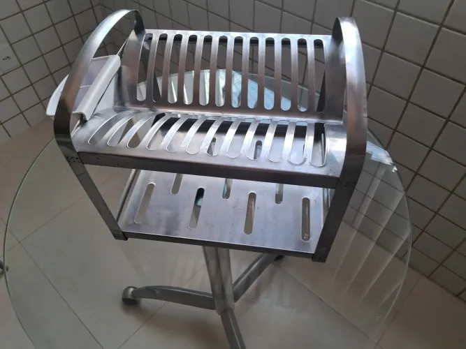 Escorredor de louças em aço inox Brinox com porta talheres e dois andares.