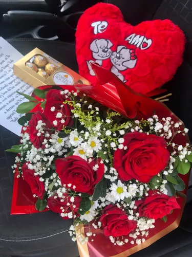 Kit presente , buquê de rosas , buquê romântico, buquê de aniversário, buquê 