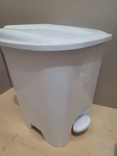 Lixera quadrada com pedal de plástico branca nova
