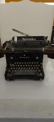 Máquina de Escrever Alemã - Mercedes