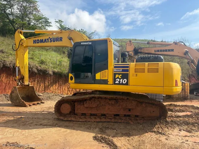 Escavadeira Komatsu PC210